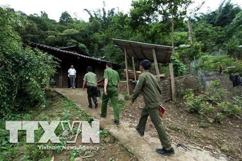 Cán bộ chiến sỹ công an huyện Điện Biên Đông đến từng hộ dân vận động, tuyên truyền tác hại của ma túy tại bản Huổi Tống B, xã Háng Lìa. Ảnh: Phan Tuấn Anh - TTXVN