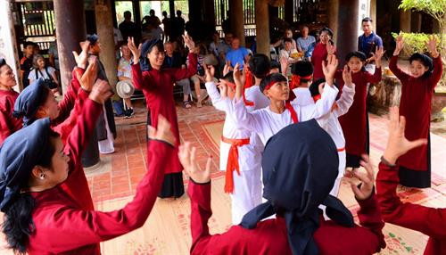 Nhã nhạc cung đình Huế - gia đình 4 đời của nghệ nhân ưu tú Lữ Hữu Thi 103 tuổi đang biểu diễn cùng với con, cháu, chắt tại nhà riêng Các thế hệ biểu diễn ở lễ hội đường phố tại liên hoan nghệ thuật dân gian Tây Nguyên lần thứ 3 năm 2016. Các liền anh liền chị đang biểu diễn quan họ nhân dịp Tết năm 2016 phục vụ cho các du khách thập phương về dự. Các thành viên CLB ca trù Thái Hà đang biểu diễn tại đền Quán Thánh. Ông Hiệu Cờ (Nguyễn Văn Sơn, sinh năm 1999) – tượng trưng cho Thánh Gióng biểu diễn đánh trận cuối cùng tại bãi cờ Soi Bia. CLB hát xoan làng cổ đình Hùng Lô, xã Hùng Lô, Phú Thọ đang biểu diễn phục vụ cho du khách nước ngoài tới nghe hát xoan. Lễ rước kiệu truyền thống và biểu diễn múa lân tại sân trung tâm trong lễ hội Đền Hùng nhân dịp giỗ tổ Hùng Vương. Đờn ca tài tử Nam Bộ luôn sống mãi với thời gian. Trong ảnh là các nghệ nhân tỉnh Long An đang biểu diễn phục vụ người dân địa phương. Các thành viên dân ca ví giặm phường nón xã Phù Việt huyện Thạch Hà tỉnh Hà Tĩnh vừa làm nón vừa hát giao duyên với bài “thử long chung thủy”. Các vận động viên môn kéo song đang tập trung cao độ khi thi đấu quyết giành phần thắng về đội của minh. Thực hành tín ngưỡng thờ Mẫu