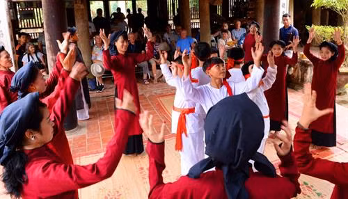 Nhã nhạc cung đình Huế - gia đình 4 đời của nghệ nhân ưu tú Lữ Hữu Thi 103 tuổi đang biểu diễn cùng với con, cháu, chắt tại nhà riêng Các thế hệ biểu diễn ở lễ hội đường phố tại liên hoan nghệ thuật dân gian Tây Nguyên lần thứ 3 năm 2016. Các liền anh liền chị đang biểu diễn quan họ nhân dịp Tết năm 2016 phục vụ cho các du khách thập phương về dự. Các thành viên CLB ca trù Thái Hà đang biểu diễn tại đền Quán Thánh. Ông Hiệu Cờ (Nguyễn Văn Sơn, sinh năm 1999) – tượng trưng cho Thánh Gióng biểu diễn đánh trận cuối cùng tại bãi cờ Soi Bia. CLB hát xoan làng cổ đình Hùng Lô, xã Hùng Lô, Phú Thọ đang biểu diễn phục vụ cho du khách nước ngoài tới nghe hát xoan. Lễ rước kiệu truyền thống và biểu diễn múa lân tại sân trung tâm trong lễ hội Đền Hùng nhân dịp giỗ tổ Hùng Vương. Đờn ca tài tử Nam Bộ luôn sống mãi với thời gian. Trong ảnh là các nghệ nhân tỉnh Long An đang biểu diễn phục vụ người dân địa phương. Các thành viên dân ca ví giặm phường nón xã Phù Việt huyện Thạch Hà tỉnh Hà Tĩnh vừa làm nón vừa hát giao duyên với bài “thử long chung thủy”. Các vận động viên môn kéo song đang tập trung cao độ khi thi đấu quyết giành phần thắng về đội của minh. Thực hành tín ngưỡng thờ Mẫu