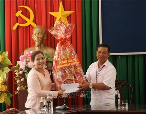 Đoàn công tác của Vụ địa phương III - Ủy ban Dân tộc tặng quà tập thể cán bộ giáo viên trường Bổ túc Văn hóa Pali Trung cấp Nam bộ. Ảnh: Chanh Đa - TTXVN