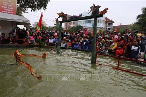 Người dân thưởng thức các tiết mục múa rối nước. Ảnh: Mạnh Minh- TTXVN Đông đảo nhân dân tập trung thưởng thức các tiết mục múa rối nước, đặc biệt là các em nhỏ. Ảnh: Mạnh Minh- TTXVN Gần 20 nghệ nhân của phường rối nước Thanh Hải, huyện Thanh Hà, tỉnh Hải Dương đã say sưa cống hiến những tiết mục đặc sắc như: tễu giáo đầu, rồng đốt lá đề, sự tích Hồ gươm, hội xuống đồng, múa tiên, chọi trâu, câu ếch, quần nơm úp cá, quay tơ dệt lụa, vũ hội quần hồng. Ảnh: Mạnh Minh - TTXVN Tiết mục Sự tích Hồ Gươm. Ảnh: Mạnh Minh - TTXVN