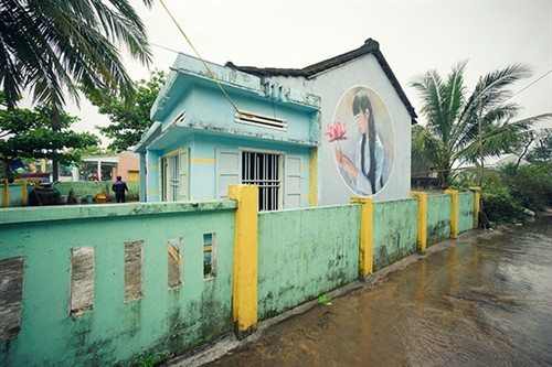 Vốn là làng chài nghèo, sau khi có “ngôi làng bích họa”, Tam Thanh trở thành điểm du lịch hấp dẫn. Những bức tường cũ kĩ của làng chài tươi sáng hơn nhờ các tác phẩm hội họa. Đây là kết quả của dự án do UBND thành phố Tam Kỳ phối hợp với Quỹ giao lưu quốc tế Hàn Quốc thực hiện. Đặt chân tới đây, mọi người dễ dàng bắt gặp các tác phẩm đặc sắc, khắc họa cuộc sống của những người dân ven biển, cùng nhiều bức tranh sống động như thật. Người dân ở đây rất thân thiện và mến khách. Phong cảnh biển là đề tài chủ đạo của những bức vẽ tại “ngôi làng bích họa”. Những bức tranh ngộ nghĩnh, đáng yêu khiến nhiều du khách mong muốn được đến đây. Vốn là làng chài nghèo, sau khi có “ngôi làng bích họa”, Tam Thanh trở thành điểm du lịch hấp dẫn. Những bức tường cũ kĩ của làng chài tươi sáng hơn nhờ các tác phẩm hội họa. Đây là kết quả của dự án do UBND thành phố Tam Kỳ phối hợp với Quỹ giao lưu quốc tế Hàn Quốc thực hiện. Đặt chân tới đây, mọi người dễ dàng bắt gặp các tác phẩm đặc sắc, khắc họa cuộc sống của những người dân ven biển, cùng nhiều bức tranh sống động như thật. Người dân ở đây rất thân thiện và mến khách. Phong cảnh biển là đề tài chủ đạo của những bức vẽ tại “ngôi làng bích họa”. Những bức tranh ngộ nghĩnh, đáng yêu khiến nhiều du khách mong muốn được đến đây.