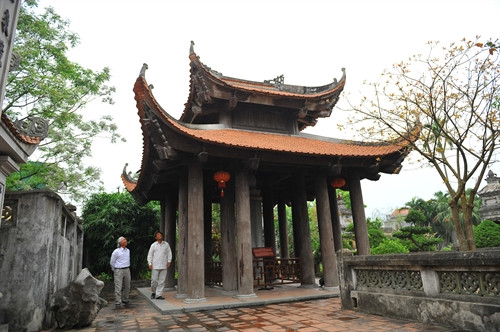 Trụ kinh Phật bằng đá cổ nhất Việt Nam nằm trong lầu tứ giác tại chùa Nhất Trụ. Trụ kinh Phật bằng đá cổ nhất Việt Nam nằm trong lầu tứ giác tại chùa Nhất Trụ.