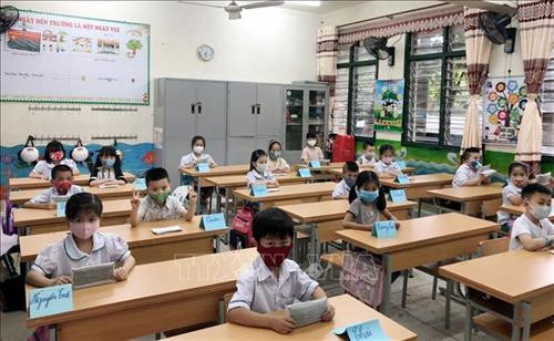 Ngày đầu tiên học sinh, sinh viên Quảng Ninh đi học trở lại được ngồi giãn cách theo quy định. Ảnh: TTXVN