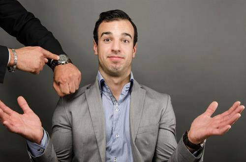 Taarof: Trong hình là cử chỉ thể hiện sự kính trọng ở Iran, dù thông thường cử chỉ này sẽ được từ chối. Ví dụ, ở một số khu vực, người bán hàng sẽ từ chối nhận tiền của khách có địa vị cao hơn trong xã hội. Tuy nhiên, người mua sẽ kiên quyết trả tiền, người bán có thể từ chối nhiều lần trước khi chấp nhận. Phong tục này có thể khá khó hiểu với những người nước ngoài lần đầu tới đây. Mano Po: Đây là cử chỉ thể hiện sự tôn trọng người lớn tuổi. Người ta sẽ cúi đầu xuống, cầm tay người lớn tuổi và áp vào trán mình. Phong tục này chủ yếu có ở Philippines, một số khu vực của Malaysia và Indonesia. Thường thì cử chỉ này được thực hiện tại các buổi họp mặt gia đình để trẻ em xin lời chúc phúc của những người lớn tuổi. Bayanihan: Một trong những điểm độc đáo của văn hóa Filipino là “bayanihan” - tức là di chuyển cả một ngôi nhà sang vị trí khác. Dân làng sẽ tụ họp lại, nâng ngôi nhà lên và dịch chuyển tới vị trí mới để tránh lũ lụt, lở đất hay đơn giản chỉ là để có hàng xóm tốt hơn. “Bayanihan” thường diễn ra ở các vùng nông thôn, nơi nhà cửa được làm từ các vật liệu nhẹ như tre và gỗ. Vẽ Henna: Các đám cưới Hồi giáo thường có những truyền thống và nghi lễ có từ hàng trăm năm trước. Hai tối trước ngày tổ chức hôn lễ, những người phụ nữ trong gia đình cô dâu sẽ vẽ lên bàn tay, cánh tay và bàn chân cô dâu các họa tiết bằng mực Henna tượng trưng cho sự trưởng thành của người phụ nữ. Các họa tiết cũng được cho là sẽ đem lại may mắn và khả năng sinh nở cho cô dâu. Mudra: Mudra là phép bắt ấn của văn hóa đạo Phật và đạo Hindu, chủ yếu là ở Ấn Độ. Hơn 500 ý nghĩa khác nhau được thể hiện qua cách một người di chuyển bàn tay và ngón tay. Những động tác này cho phép người thực hiện kiểm soát dòng năng lượng trong cơ thể và tập trung vào một mục tiêu nhất định. Các động tác này xuất hiện trong tượng, tranh, các điệu múa, kịch, yoga và các phương pháp thiền. Đến muộn: Ở nhiều nơi trên thế giới, đến muộn các cuộc tụ họp xã hội có thể bị coi là bất lịch sự, nhưng ở Nam Mỹ thì không. Tại Chile, nếu chủ tiệc mời dùng bữa lúc 20h, khách mời nên đến vào 20h15, thậm chí là 20h30. Đến đúng giờ hoặc sớm hơn sẽ khiến chủ nhà chưa chuẩn bị kịp và người khách sẽ bị coi là quá “háo ăn”. Ở Ecuador, đến muộn 15-20 phút đồng nghĩa “đúng giờ”. Quy tắc uống rượu ở Nga: Có rất nhiều quy tắc uống rượu trong văn hóa Nga, ví dụ: bạn không được đặt cốc rượu dở xuống bàn sau khi nâng ly, mà phải uống cạn và úp ngược cốc. Đến muộn đồng nghĩa với việc phải uống cạn một ly đầy. Thêm nữa, nếu cầm cốc rỗng lúc nâng ly, bạn sẽ bị phạt uống hết cả một chai. Tiên răng: Ở Hy Lạp và Mauritania, trẻ em không đặt răng dưới gối chờ tiên răng tới lấy mà ném thật mạnh lên nóc nhà để được may mắn và khỏe mạnh. Trẻ em Malaysia chôn răng xuống đất do quan niệm rằng những gì là một phần cơ thể phải trở về với đất. Còn ở Thổ Nhĩ Kỳ, bố mẹ có thể dùng răng sữa đã rụng của con mình để thể hiện mong ước về tương lai của con cái, ví dụ nếu muốn con mình làm bác sĩ, họ có thể chôn răng của chúng gần một bệnh viện. Mổ bụng tự sát: Seppuku là một phần chính của võ sĩ đạo (bushido) - luật của các samurai; tự mổ bụng là cách các chiến binh tránh bị rơi vào tay quân thù và để giảm sỉ nhục. Samurai còn có thể được các lãnh chúa đại danh (daimyo) ra lệnh phải tự mổ bụng. Sau này, các samurai bị ô nhục được phép tự mổ bụng thay vì bị hành quyết theo cách thông thường. Do mục đích chính của nghi lễ này là bảo vệ danh dự, những ai không thuộc về giới samurai sẽ không bao giờ thực hiện hay bị ra lệnh thực hiện. Samurai nữ chỉ thực hiện tự mổ bụng với sự cho phép. Haka: Đây là truyền thống của người Maori, New Zealand. Các động tác này bao gồm biểu hiện trên gương mặt, gầm lên, gào thét, dậm chân, dấm ngực và lè lưỡi để đe dọa các đối thủ. Ngày nay, các vận động viên quốc gia của New Zealand vẫn biểu diễn truyền thống này, nhất là các đội bóng bầu dục và bóng chày. Taarof: Trong hình là cử chỉ thể hiện sự kính trọng ở Iran, dù thông thường cử chỉ này sẽ được từ chối. Ví dụ, ở một số khu vực, người bán hàng sẽ từ chối nhận tiền của khách có địa vị cao hơn trong xã hội. Tuy nhiên, người mua sẽ kiên quyết trả tiền, người bán có thể từ chối nhiều lần trước khi chấp nhận. Phong tục này có thể khá khó hiểu với những người nước ngoài lần đầu tới đây. Mano Po: Đây là cử chỉ thể hiện sự tôn trọng người lớn tuổi. Người ta sẽ cúi đầu xuống, cầm tay người lớn tuổi và áp vào trán mình. Phong tục này chủ yếu có ở Philippines, một số khu vực của Malaysia và Indonesia. Thường thì cử chỉ này được thực hiện tại các buổi họp mặt gia đình để trẻ em xin lời chúc phúc của những người lớn tuổi. Bayanihan: Một trong những điểm độc đáo của văn hóa Filipino là “bayanihan” - tức là di chuyển cả một ngôi nhà sang vị trí khác. Dân làng sẽ tụ họp lại, nâng ngôi nhà lên và dịch chuyển tới vị trí mới để tránh lũ lụt, lở đất hay đơn giản chỉ là để có hàng xóm tốt hơn. “Bayanihan” thường diễn ra ở các vùng nông thôn, nơi nhà cửa được làm từ các vật liệu nhẹ như tre và gỗ. Vẽ Henna: Các đám cưới Hồi giáo thường có những truyền thống và nghi lễ có từ hàng trăm năm trước. Hai tối trước ngày tổ chức hôn lễ, những người phụ nữ trong gia đình cô dâu sẽ vẽ lên bàn tay, cánh tay và bàn chân cô dâu các họa tiết bằng mực Henna tượng trưng cho sự trưởng thành của người phụ nữ. Các họa tiết cũng được cho là sẽ đem lại may mắn và khả năng sinh nở cho cô dâu. Mudra: Mudra là phép bắt ấn của văn hóa đạo Phật và đạo Hindu, chủ yếu là ở Ấn Độ. Hơn 500 ý nghĩa khác nhau được thể hiện qua cách một người di chuyển bàn tay và ngón tay. Những động tác này cho phép người thực hiện kiểm soát dòng năng lượng trong cơ thể và tập trung vào một mục tiêu nhất định. Các động tác này xuất hiện trong tượng, tranh, các điệu múa, kịch, yoga và các phương pháp thiền. Đến muộn: Ở nhiều nơi trên thế giới, đến muộn các cuộc tụ họp xã hội có thể bị coi là bất lịch sự, nhưng ở Nam Mỹ thì không. Tại Chile, nếu chủ tiệc mời dùng bữa lúc 20h, khách mời nên đến vào 20h15, thậm chí là 20h30. Đến đúng giờ hoặc sớm hơn sẽ khiến chủ nhà chưa chuẩn bị kịp và người khách sẽ bị coi là quá “háo ăn”. Ở Ecuador, đến muộn 15-20 phút đồng nghĩa “đúng giờ”. Quy tắc uống rượu ở Nga: Có rất nhiều quy tắc uống rượu trong văn hóa Nga, ví dụ: bạn không được đặt cốc rượu dở xuống bàn sau khi nâng ly, mà phải uống cạn và úp ngược cốc. Đến muộn đồng nghĩa với việc phải uống cạn một ly đầy. Thêm nữa, nếu cầm cốc rỗng lúc nâng ly, bạn sẽ bị phạt uống hết cả một chai. Tiên răng: Ở Hy Lạp và Mauritania, trẻ em không đặt răng dưới gối chờ tiên răng tới lấy mà ném thật mạnh lên nóc nhà để được may mắn và khỏe mạnh. Trẻ em Malaysia chôn răng xuống đất do quan niệm rằng những gì là một phần cơ thể phải trở về với đất. Còn ở Thổ Nhĩ Kỳ, bố mẹ có thể dùng răng sữa đã rụng của con mình để thể hiện mong ước về tương lai của con cái, ví dụ nếu muốn con mình làm bác sĩ, họ có thể chôn răng của chúng gần một bệnh viện. Mổ bụng tự sát: Seppuku là một phần chính của võ sĩ đạo (bushido) - luật của các samurai; tự mổ bụng là cách các chiến binh tránh bị rơi vào tay quân thù và để giảm sỉ nhục. Samurai còn có thể được các lãnh chúa đại danh (daimyo) ra lệnh phải tự mổ bụng. Sau này, các samurai bị ô nhục được phép tự mổ bụng thay vì bị hành quyết theo cách thông thường. Do mục đích chính của nghi lễ này là bảo vệ danh dự, những ai không thuộc về giới samurai sẽ không bao giờ thực hiện hay bị ra lệnh thực hiện. Samurai nữ chỉ thực hiện tự mổ bụng với sự cho phép. Haka: Đây là truyền thống của người Maori, New Zealand. Các động tác này bao gồm biểu hiện trên gương mặt, gầm lên, gào thét, dậm chân, dấm ngực và lè lưỡi để đe dọa các đối thủ. Ngày nay, các vận động viên quốc gia của New Zealand vẫn biểu diễn truyền thống này, nhất là các đội bóng bầu dục và bóng chày.