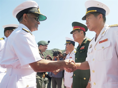 Đại diện Hải quân Việt Nam đón Chuẩn đô đốc Soonil V Bhokare - Tư lệnh Hạm đội miền Đông, Bộ Tư lệnh Hải quân Ấn Độ tại cầu cảng quốc tế Cam Ranh (Khánh Hòa). Ảnh: Tiên Minh- TTXVN