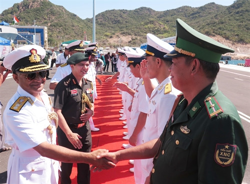 Quang cảnh lễ đón chỉ huy tàu hải quân Ấn Độ tại cảng quốc tế Cam Ranh. Ảnh: Tiên Minh- TTXVN