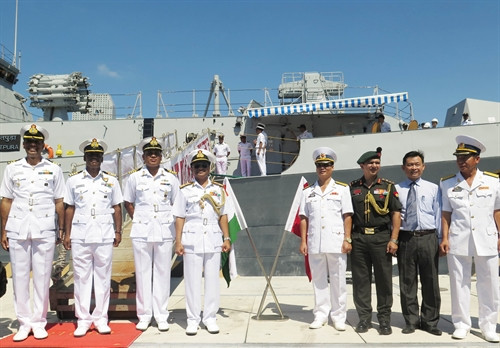 Đại diện Hải quân Việt Nam chụp ảnh chung với chỉ huy tàu hải quân Ấn Độ. Ảnh: Tiên Minh- TTXVN