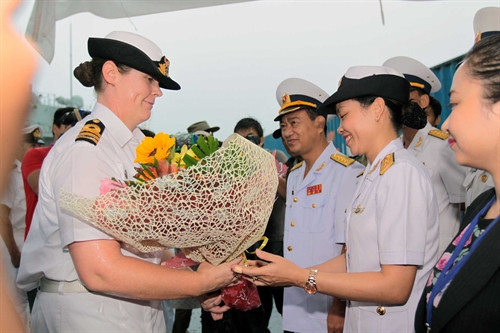 Đại diện Bộ Tư lệnh Hải quân đón và tặng hoa Thuyền trưởng tàu HMAS Anzac thuộc Hải quân Hoàng gia Australia cùng sỹ quan và thủy thủ đoàn tại cảng Sài Gòn, chiều 30/5. Ảnh: Thanh Vũ – TTXVN