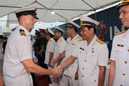 Đại diện Bộ Tư lệnh Hải quân đón sỹ quan và thủy thủ đoàn tàu HMAS Anzac thuộc Hải quân Hoàng gia Australia cùng sỹ quan và thủy thủ đoàn tại cảng Sài Gòn, chiều 30/5. Ảnh: Thanh Vũ – TTXVN