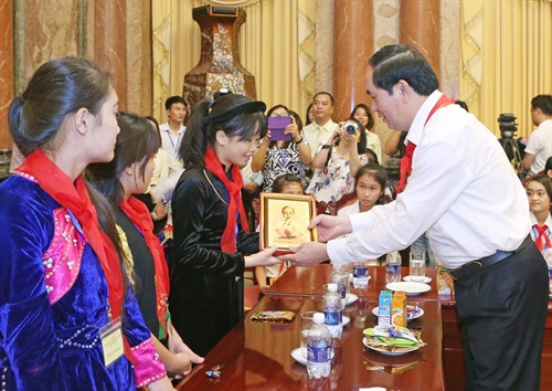 Chủ tịch nước Trần Đại Quang tặng chân dung Chủ tịch Hồ Chí Minh cho các các thiếu nhi. Ảnh: Nhan Sáng-TTXVN Chủ tịch nước Trần Đại Quang tặng chân dung Chủ tịch Hồ Chí Minh cho các các thiếu nhi. Ảnh: Nhan Sáng-TTXVN