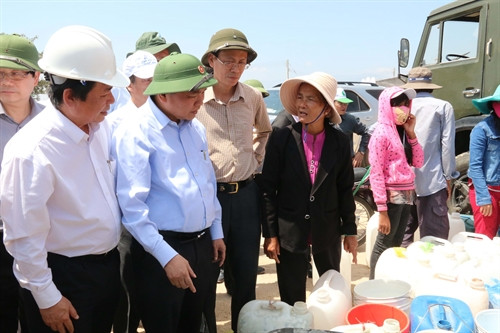 Phó Thủ tướng Nguyễn Xuân Phúc thăm nhân dân vùng khô hạn ở thôn Khánh Tân, xã Nhơn Hải, huyện Ninh Hải. Ảnh: Đức Ánh - TTXVN