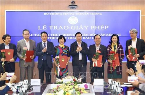 Phó trưởng Ban Tuyên giáo Trung ương Lê Mạnh Hùng và Thứ trưởng Bộ Thông tin và Truyền thông Hoàng Vĩnh Bảo trao giấy phép cho 18 tạp chí thực hiện chuyển đổi, sắp xếp lại theo quy hoạch báo chí có hiệu lực từ ngày 01/04/2020. Ảnh: Minh Quyết - TTXVN Phó trưởng Ban Tuyên giáo Trung ương Lê Mạnh Hùng và Thứ trưởng Bộ Thông tin và Truyền thông Hoàng Vĩnh Bảo trao giấy phép cho 18 tạp chí thực hiện chuyển đổi, sắp xếp lại theo quy hoạch báo chí có hiệu lực từ ngày 01/04/2020. Ảnh: Minh Quyết - TTXVN