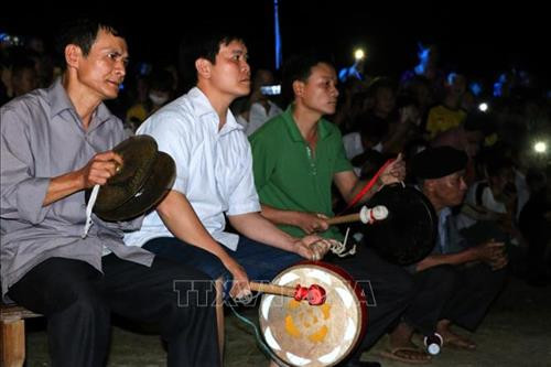Những thành viên ngồi làm lễ dưới sự chủ trì của một Thầy Tào có uy tín trong vùng. Ảnh: Văn Tý-TTXVN Những thành viên ngồi làm lễ dưới sự chủ trì của một Thầy Tào có uy tín trong vùng. Ảnh: Văn Tý-TTXVN