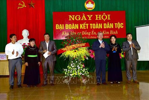 Đồng chí Trần Quốc Vượng tặng hoa chúc mừng cán bộ và nhân dân xã Kim Bình. Ảnh: Quang Cường – TTXVN. Đồng chí Trần Quốc Vượng tặng hoa chúc mừng cán bộ và nhân dân xã Kim Bình. Ảnh: Quang Cường – TTXVN.