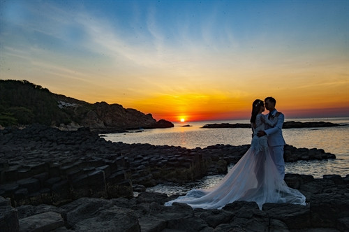 Gành Đá Đĩa là địa điểm đẹp để nhiều người tới ghi lại những khoảnh khắc đáng nhớ của đời người. Gành Đá Đĩa là địa điểm đẹp để nhiều người tới ghi lại những khoảnh khắc đáng nhớ của đời người.