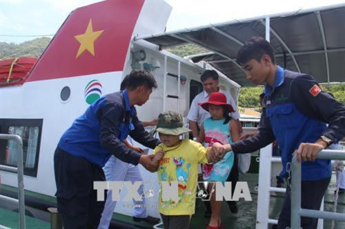 Hành khách lên bến Tắc Suất, huyện Cần Giờ. Ảnh: Hoàng Hải-TTXVN