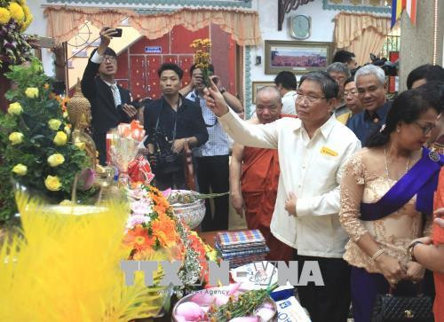 Ông Som xay Sanam-oune, Tổng lãnh sự Lào tại Thành phố Hồ Chí Minh (áo trắng, hàng trên) thực hiện nghi thức tắm Phật cầu an năm mới. Ảnh: Xuân Khu – TTXVN Ông Som xay Sanam-oune, Tổng lãnh sự Lào tại Thành phố Hồ Chí Minh (áo trắng, hàng trên) thực hiện nghi thức tắm Phật cầu an năm mới. Ảnh: Xuân Khu – TTXVN