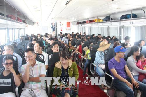 Hành khách đi tuyến Bạch Đằng đi Cần Giờ. Ảnh: Hoàng Hải-TTXVN