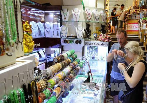 Du khách quốc tế tham quan, mua sắm quà lưu niệm tại Bưu điện Thành phố Chí Minh. Ảnh: An Hiếu - TTXVN