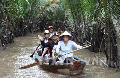 Khách du lịch du ngoạn trên rạch bằng xuồng ở cồn Thới Sơn. Ảnh: Thanh Vũ/TTXVN Khách du lịch du ngoạn trên rạch bằng xuồng ở cồn Thới Sơn. Ảnh: Thanh Vũ/TTXVN