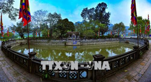 Đền vua Đinh được xây dựng theo kiểu đăng đối trên trục thần đạo. Bắt đầu từ hồ bán nguyệt và kết thúc ở Chính cung. Hồ bán nguyệt xây dựng theo kiểu kiến trúc cung đình xưa. Ảnh: Minh Đức - TTXVN Đền vua Đinh được xây dựng theo kiểu đăng đối trên trục thần đạo. Bắt đầu từ hồ bán nguyệt và kết thúc ở Chính cung. Hồ bán nguyệt xây dựng theo kiểu kiến trúc cung đình xưa. Ảnh: Minh Đức - TTXVN