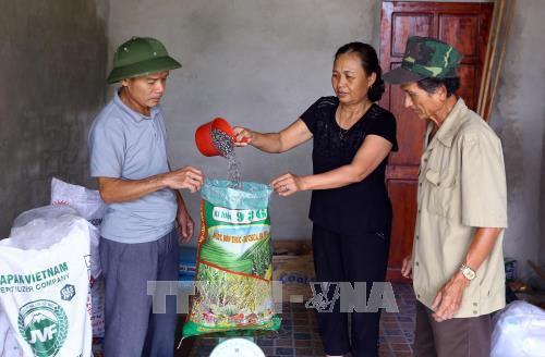 Cung cấp vật tư nông nghiệp cho các thành viên tại HTX nông nghiệp Quang Trung, huyện Đức Thọ, tỉnh Hà Tĩnh. Ảnh: Quang Quyết - TTXVN Cung cấp vật tư nông nghiệp cho các thành viên tại HTX nông nghiệp Quang Trung, huyện Đức Thọ, tỉnh Hà Tĩnh. Ảnh: Quang Quyết - TTXVN