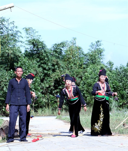 Phụ nữ lựa chọn cho mình những bộ váy áo đẹp nhất, còn nam giới cũng lựa chọn cho mình bộ quần áo mới, tuy không có nhiều màu sắc, nhưng thể hiện nét khoẻ khoắn hồn nhiên của những chàng trai vùng sơn cước. Phụ nữ lựa chọn cho mình những bộ váy áo đẹp nhất, còn nam giới cũng lựa chọn cho mình bộ quần áo mới, tuy không có nhiều màu sắc, nhưng thể hiện nét khoẻ khoắn hồn nhiên của những chàng trai vùng sơn cước.