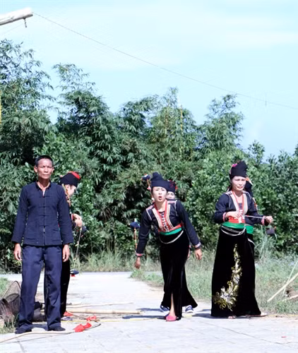 Phụ nữ lựa chọn cho mình những bộ váy áo đẹp nhất, còn nam giới cũng lựa chọn cho mình bộ quần áo mới, tuy không có nhiều màu sắc, nhưng thể hiện nét khoẻ khoắn hồn nhiên của những chàng trai vùng sơn cước.