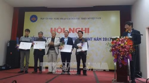 Nhà văn Tùng Điển, Phó Chủ tịch Ủy ban toàn quốc các Liên hiệp các Hội Văn học Nghệ thuật Việt Nam trao tặng 4 giải A mỗi giải trị giá 18 triệu đồng cho các tác phẩm tiêu biểu năm 2017 tại hội nghị. Ảnh: Nhan Sinh – TTXVN .