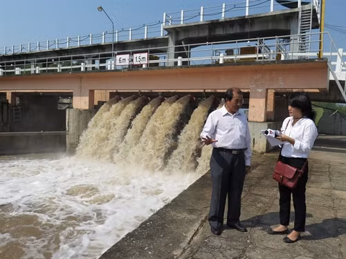 Ông Nguyễn Thiện Pháp, Chi Cục trưởng Chi cục thủy lợi tỉnh Tiền Giang trao đổi với phóng viên TTXVN về việc triển khai các biện pháp cấp bách phòng chống xâm nhập mặn, đồng thời khẩn trương thực hiện khai thác và tận dụng mọi nguồn nước ngọt để đưa vào đồng ruộng phục vụ sản xuất.