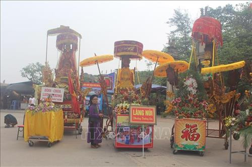 Lễ hội Cầu phúc đền Độc Cước mở đầu với nghi lễ rước kiệu đến từ 7 xã, phường của thành phố Sầm Sơn. Ảnh: Hoa Mai - TTXVN