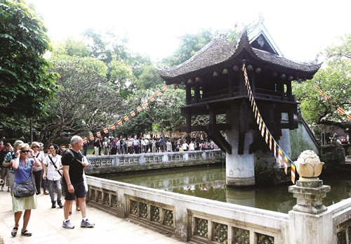 Du khách tham quan chùa Một Cột ở Thủ đô Hà Nội. Anhr: TTXVN