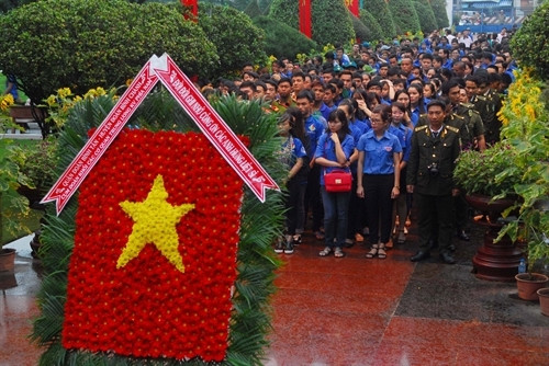 Thành đoàn Thành phố Hồ Chí Minh và các tổ chức cơ sở đoàn thuộc Cụm Đoàn khối các Cơ quan Trung ương khu vực phía Nam tổ chức dâng hương và thắp nến tri ân các anh hùng liệt sĩ tại Nghĩa trang liệt sĩ quận Bình Tân nhân Kỷ niệm Ngày Thương binh - Liệt sĩ 27/7 năm 2016. Ảnh: Mạnh Linh.