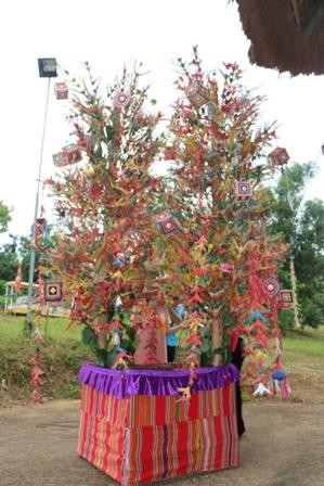 Cây vạn vật (cây sẳng chá) trong lễ Hết Chá