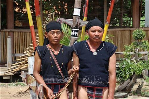 Các nghệ nhân độc tấu chiêng của đội cồng chiêng homestay A Ngưi. Ảnh: Hồng Điệp - TTXVN Các nghệ nhân độc tấu chiêng của đội cồng chiêng homestay A Ngưi. Ảnh: Hồng Điệp - TTXVN