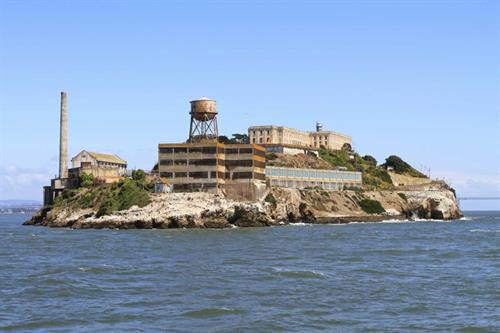 Nhà tù liên bang Alcatraz được coi là một trong những nơi đáng sợ nhất trên thế giới, giam giữ tội phạm khét tiếng. Nhà tù nằm trên hòn đảo cùng tên, ngoài khơi bờ biển San Francisco (Mỹ). Vì nằm cách xa bờ, trong khu vực nước lạnh, dòng chảy mạnh và nhiều sương mù, Alcatraz từng được coi là nhà tù có hệ thống an ninh mạnh nhất từ 1934-1963. Sau khi đóng cửa năm 1963, nhà tù này trở thành điểm đến yêu thích cho du khách khắp mọi nơi trên thế giới. Ảnh: Amazonaws. Nhà tù trên đảo Robben (Nam Phi): Hòn đảo Robben là nơi đã giam giữ cựu Tổng thống Nelson Mandela 18 năm ròng cùng hàng chục tù nhân chính trị khác. Tù nhân da đen bị phân biệt đối xử, được ăn ít, và bị xa lánh. Mandela chỉ được phép có một khách đến thăm, nhận một lá thư sáu tháng một lần trong thời gian giam giữ. Hiện nay, nhà tù là một viện bảo tàng thu hút hàng nghìn du khách. Ảnh: Brand South Africa. Nhà tù S21 (Campuchia): Nhà tù S21 ban đầu là một trường trung học nhưng đã được chế độ Khmer Đỏ do Pol Pot lãnh đạo biến thành một trung tâm tra tấn, tra vấn vào năm 1976. Trong số 14.000 người bị giam trong nhà tù này, chỉ có 7 người còn sống sót. Ngày nay, nơi này được biết đến như Bảo tàng Diệt chủng Tuol Sleng, đón hàng triệu du khách mỗi năm. Ảnh: Agron Dragaj photography. Nhà tù San Pedro (Bolivia): San Pedro được coi là nhà tù kỳ lạ nhất thế giới vì vừa giống nhà tù: tù nhân không được thoát ra khỏi hàng rào thép và có cảnh sát canh gác; lại giống như một khu tập thể đông đúc, với hơn 2.000 tù nhân, cùng sinh sống, làm các công việc như bán hàng, thợ thủ công, đầu bếp… Cảnh sát chỉ đứng gác bên ngoài, đảm bảo không phạm nhân nào trốn thoát, còn mọi chuyện bên trong nhà tù, bao gồm cả việc chém giết là do các phạm nhân tự quản lý. Ảnh: Sophieandchris. Nhà tù Iwahig (Philippines): Nhà tù Iwahig được nhiều người đánh giá là “nơi sung sướng nhất trong các nhà tù”. Nơi này khác biệt hoàn toàn với những nơi giam giữ phạm nhân khác trên thế giới vì đã trở thành một điểm du lịch thực sự. Các tù nhân ở đây được trồng lúa trên cánh đồng rộng lớn, đi lễ nhà thờ mỗi cuối tuần. Hơn 2.500 tù nhân và khách du lịch có thể giao tiếp tự do, thậm chí còn khiêu vũ để phục vụ cho du khách. Ảnh: Joanne Feliciano/Youtube. Nhà tù San Pedro Sula (Honduras): San Pedro Sula giống như một khu tập thể thu nhỏ với vật dụng sinh hoạt, các cửa hiệu, quán cà phê, tiệm bánh và nhiều cửa hàng thủ công. Nhà tù cũng được coi là nhà tù bạo lực nhất trên thế giới. Số người tử vong vì bạo lực lên đến đỉnh điểm vào năm 2012, khi có tới 20 vụ chém giết mỗi ngày. Ảnh: NY Daily News.