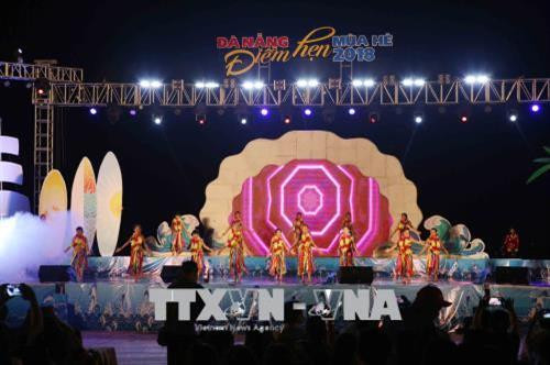 Biểu diễn nghệ thuật phục vụ người dân và du khách tại đêm khai mạc. Ảnh: Trần Lê Lâm - TTXVN Biểu diễn nghệ thuật phục vụ người dân và du khách tại đêm khai mạc. Ảnh: Trần Lê Lâm - TTXVN