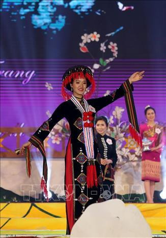 Các thí sinh thi trình diễn trang phục dân tộc truyền thống. Ảnh: Phan Tuấn Anh – TTXVN Các thí sinh thi trình diễn trang phục dân tộc truyền thống. Ảnh: Phan Tuấn Anh – TTXVN