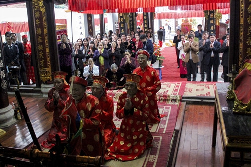 Các cụ cao tuổi thực hiện nghi thức tế lễ khai hội trong đình làng. Ảnh: Phạm Thảo