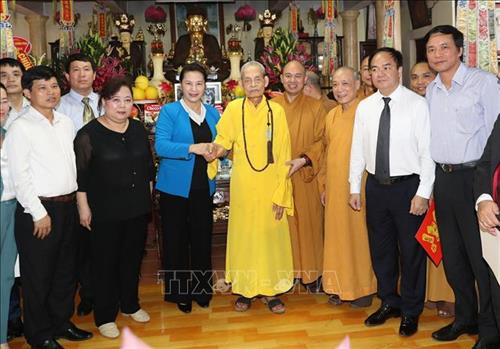 Chủ tịch Quốc hội Nguyễn Thị Kim Ngân, Đại lão Hòa thượng Thích Phổ Tuệ, Pháp chủ Hội đồng Chứng minh Giáo hội Phật giáo Việt Nam và các đại biểu. Ảnh: Trọng Đức - TTXVN Chủ tịch Quốc hội Nguyễn Thị Kim Ngân, Đại lão Hòa thượng Thích Phổ Tuệ, Pháp chủ Hội đồng Chứng minh Giáo hội Phật giáo Việt Nam và các đại biểu. Ảnh: Trọng Đức - TTXVN