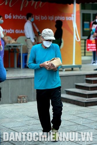 Người tàn tật luôn được ưu tiên nhận gạo từ thiện.