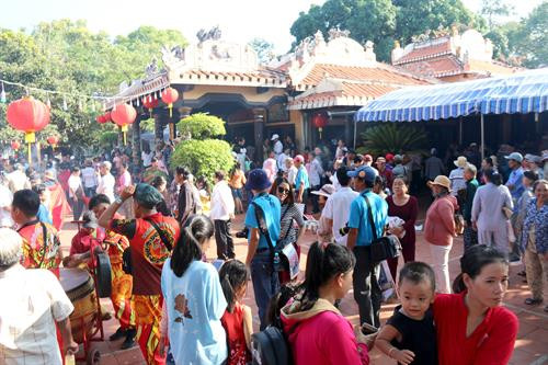 Lễ nghinh thần, rước sắc phong và bằng công nhận di tích từ mộ Thầy Thím về Dinh Thầy Thím tại xã Tân Tiến, thị xã La Gi (Bình Thuận). Ảnh: Nguyễn Thanh - TTXVN Lễ nghinh thần, rước sắc phong và bằng công nhận di tích từ mộ Thầy Thím về Dinh Thầy Thím tại xã Tân Tiến, thị xã La Gi (Bình Thuận). Ảnh: Nguyễn Thanh - TTXVN Hàng ngàn du khách và người dân địa phương nô nức về khu Di tích lịch sử - văn hóa Dinh Thầy Thím. Ảnh: Nguyễn Thanh - TTXVN