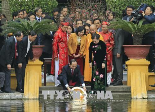 Chủ tịch nước Trần Đại Quang thực hiện nghi thức thả cá chép truyền thống tiễn ông Công, ông Táo về trời tại Ao cá Bác Hồ trong chương trình " Xuân Quê hương 2018". Ảnh: Nhan Sáng-TTXVN Chủ tịch nước Trần Đại Quang thực hiện nghi thức thả cá chép truyền thống tiễn ông Công, ông Táo về trời tại Ao cá Bác Hồ trong chương trình " Xuân Quê hương 2018". Ảnh: Nhan Sáng-TTXVN