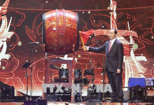 Chủ tịch nước Trần Đại Quang đánh trống khai hội Xuân quê hương. Ảnh: Nhan Sáng-TTXVN Chủ tịch nước Trần Đại Quang đánh trống khai hội Xuân quê hương. Ảnh: Nhan Sáng-TTXVN