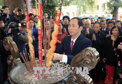 Chủ tịch nước Trần Đại Quang dâng hương tại Điện Kính Thiên, Khu Di tích Hoàng thành Thăng Long trong chương trình " Xuân Quê hương 2018". Ảnh: Nhan Sáng-TTXVN Chủ tịch nước Trần Đại Quang dâng hương tại Điện Kính Thiên, Khu Di tích Hoàng thành Thăng Long trong chương trình " Xuân Quê hương 2018". Ảnh: Nhan Sáng-TTXVN