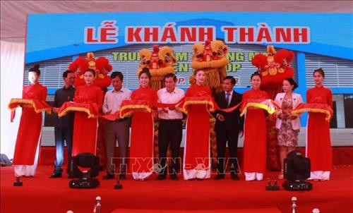 Lễ cắt băng khai trương Trung tâm thương mại Bù Đốp. Ảnh: K GỬIH - TTXVN Lễ cắt băng khai trương Trung tâm thương mại Bù Đốp. Ảnh: K GỬIH - TTXVN