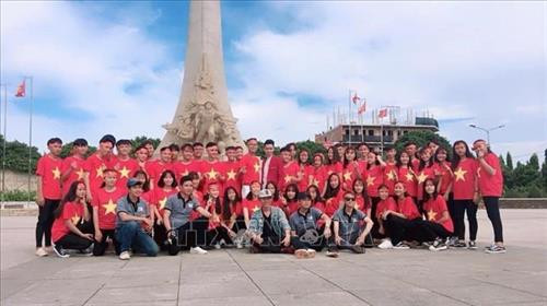 Giới trẻ Đồng Xoài hào hứng “khát vọng” giờ đã là công dân của thành phố. Ảnh: Dương Chí Tưởng-TTXVN Giới trẻ Đồng Xoài hào hứng “khát vọng” giờ đã là công dân của thành phố. Ảnh: Dương Chí Tưởng-TTXVN