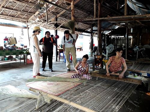 Du khách nước ngoài tìm hiểu về nghề dệt chiếu xã Nhơn Thạnh, thành phố Bến Tre. Ảnh: Trần Thị Thu Hiền - TTXVN Du khách quốc tế tìm hiểu về vẻ đẹp "xứ dừa" Bến Tre. Ảnh: Trần Thị Thu Hiền - TTXVN Du khách nước ngoài tìm hiểu về nghề dệt chiếu xã Nhơn Thạnh, thành phố Bến Tre. Ảnh: Trần Thị Thu Hiền - TTXVN Du khách nước ngoài tìm hiểu về nghề dệt chiếu xã Nhơn Thạnh, thành phố Bến Tre. Ảnh: Trần Thị Thu Hiền - TTXVN Du khách quốc tế tìm hiểu về vẻ đẹp "xứ dừa" Bến Tre. Ảnh: Trần Thị Thu Hiền - TTXVN Du khách nước ngoài tìm hiểu về nghề dệt chiếu xã Nhơn Thạnh, thành phố Bến Tre. Ảnh: Trần Thị Thu Hiền - TTXVN