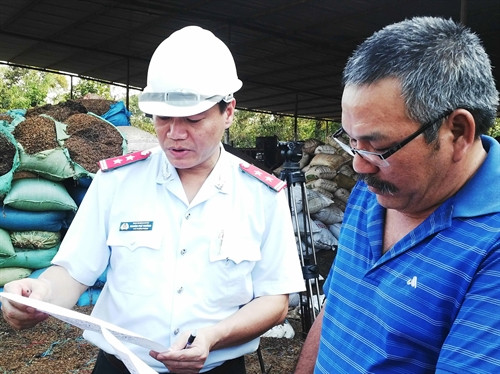Thanh tra Bộ Nông nghiệp và Phát triển nông thôn lập biên bản chủ cơ sở vi phạm.